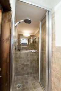 een badkamer met een douche en een bad bij Locazioni Turistiche - Tourist Accomodations - via Schizzaloca 20 - già Residenze Villa Lante in Viterbo