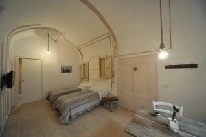 ein Schlafzimmer mit einem Bett und einem Tisch darin in der Unterkunft B&B Zuppetta 16 in Bari