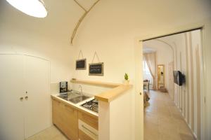 uma cozinha com um lavatório e uma bancada em B&B Zuppetta 16 em Bari