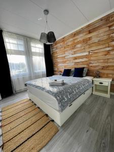 מיטה או מיטות בחדר ב-Sävsjöns Boende
