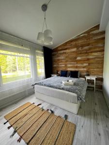 sypialnia z łóżkiem i drewnianą ścianą w obiekcie Sävsjöns Boende w mieście Hällefors