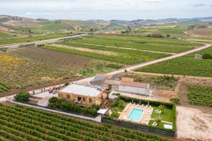 an aerial view of a estate with a swimming pool at Alle Vigne Affittacamere in Alcamo
