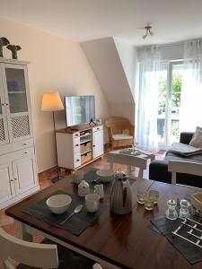 ein Wohnzimmer mit einem Tisch mit Schalen darauf in der Unterkunft Seerose in Kirchdorf