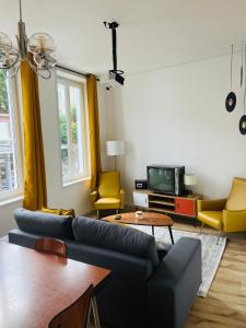 Televízia a/alebo spoločenská miestnosť v ubytovaní Le Vintage 70's, 4 à 6 pers, centre-ville