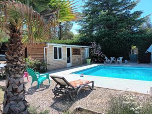 a backyard with a swimming pool and a palm tree at Chambres tomate, dans maison avec petit escalier et Stanna, à 6km du festival de piano de la roque d'anthéron in Rognes