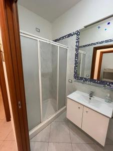 een badkamer met een douche en een wastafel bij Casa Milano - Sottomarina in Sottomarina