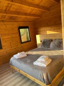Tempat tidur dalam kamar di El Refugi de la Torre Espinalbet