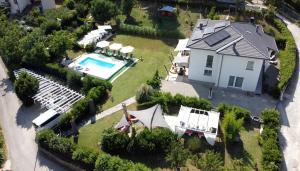 eine Luftansicht eines Hauses mit Pool in der Unterkunft Gan Eden B&B in Monterenzio