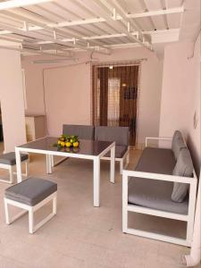トラッペートにあるAppartamenti Cavataio 1のリビングルーム(テーブル、テーブル、椅子付)