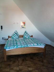 Postel nebo postele na pokoji v ubytování Ferienwohnung Hengnau in Wasserburg am Bodensee