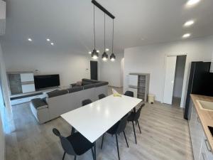 Televízia a/alebo spoločenská miestnosť v ubytovaní Eva Apartment 2