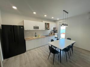Kuchyňa alebo kuchynka v ubytovaní Eva Apartment 2