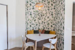 comedor con mesa blanca y sillas en DOMUS PINAE Casa vacanze en Pescara