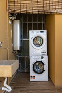 a washing machine and a washer in a laundry room at DOMUS PINAE Casa vacanze in Pescara