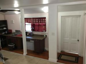 eine Küche mit einer Theke und einer weißen Tür in der Unterkunft Studio apartment at Historical House in Galveston
