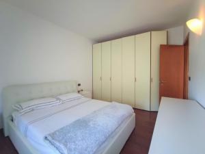 Ένα ή περισσότερα κρεβάτια σε δωμάτιο στο Fido Home with Lagoon View