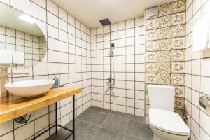 un bagno con lavandino e WC di Hotel Chatini Mestia a Mestia