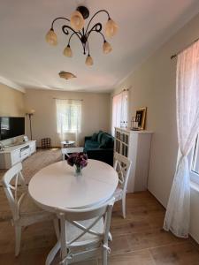 TV a/nebo společenská místnost v ubytování Holiday Home Calma