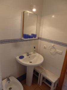 タリファにあるMar Jonico 58のバスルーム(洗面台、トイレ、鏡付)