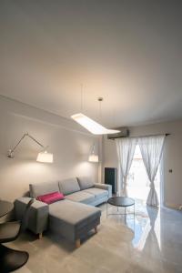 sala de estar con sofá y mesa en Luxury Premium Suite #5, en Chalkida