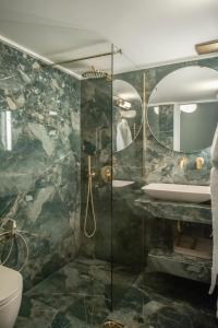 łazienka z prysznicem, umywalką i lustrem w obiekcie Luxury Premium Suite #5 w Chalkidzie
