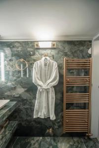 szlafrok wiszący na ścianie w łazience w obiekcie Luxury Premium Suite #5 w Chalkidzie +14 zdjęć