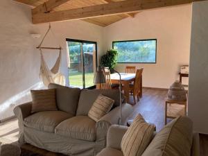 uma sala de estar com um sofá e uma mesa em Casa da Mata na Praia de Mira