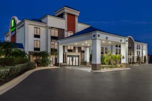 Un hotel con un estacionamiento enfrente. en Holiday Inn Express Vero Beach-West I-95 by IHG, en Vero Beach