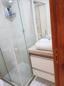 Un baño con ducha de cristal y lavabo. en Jockey Family Chamonix 3, en Vila Velha 71 fotos más