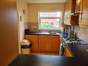 Köök või kööginurk majutusasutuses Immaculate 3-Bed House with free parking in Bolton