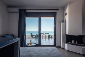 Фотография из галереи ErMoJo Luxury Apartments в городе Metókhion Patriotikón