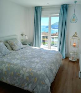 Een bed of bedden in een kamer bij Villa vistas al mar, Urbanización privada con piscina de agua salada