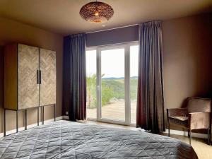 Postel nebo postele na pokoji v ubytování LuxApart Eifel mit privater Sauna