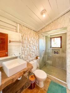 uma casa de banho com um lavatório, um WC e um chuveiro em Uba Village em Icaraí