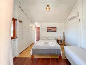 um quarto com duas camas num quarto em Uba Village em Icaraí