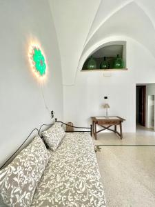 a living room with a bed and a table at Casa Vacanze Il Pumo in Corsano