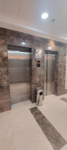 a lobby with two elevators in a building at فندق ربوة الصفوة 8 - Rabwah Al Safwa Hotel 8 in Al Madinah