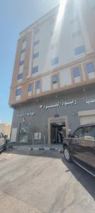 a building with a car parked in front of it at فندق ربوة الصفوة 8 - Rabwah Al Safwa Hotel 8 in Al Madinah