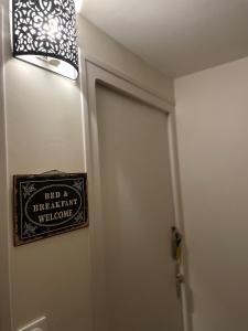 a door to a bathroom with a sign on it at Le cocon jaune - Studio en hyper centre in Lamballe