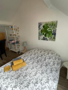 um quarto com uma cama com duas toalhas em Le cocon jaune - Studio en hyper centre em Lamballe