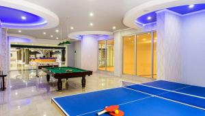 um quarto com uma mesa de bilhar e uma bola de pingue-pongue em Apartment 1+1 in ANOTHER WORLD Complex em Alanya