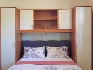 Ein Bett oder Betten in einem Zimmer der Unterkunft Hilltop Villa Risika
