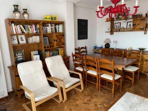 uma sala de jantar com mesa e cadeiras em Piso Urbano Garcia De la Cruz em Peñaranda de Bracamonte