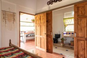 a bedroom with a bed and a wooden door at Casa y Campo in Cachí