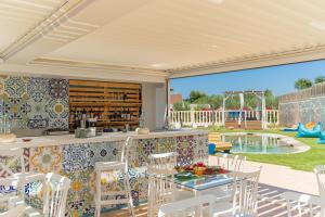 A piscina localizada em Don Leonardo - pool and wellness ou nos arredores