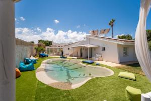 A piscina localizada em Don Leonardo - pool and wellness ou nos arredores