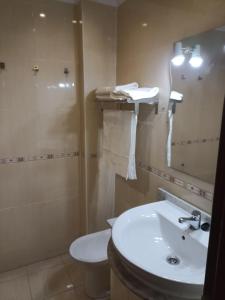 y baño con lavabo, aseo y espejo. en Torrox, en Fuengirola