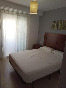 - une chambre avec un grand lit et une fenêtre dans l'établissement Torrox, à Fuengirola