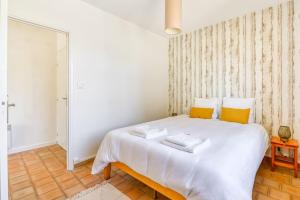 A bed or beds in a room at Villa Cavi Tamaris