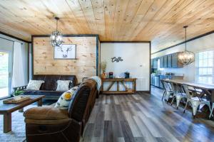 ein Wohnzimmer mit Sofa und Tisch in der Unterkunft Pine Cove Cabin - Hot Tub, Game Room, Theater Room in Pigeon Forge